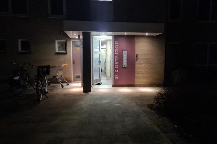 Politie breekt deur open na waterlekkage