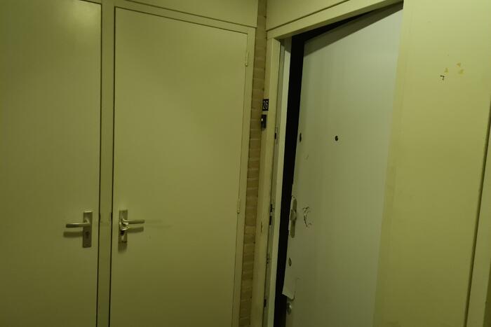 Politie breekt deur open na waterlekkage