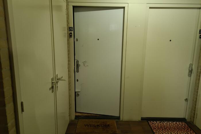 Politie breekt deur open na waterlekkage