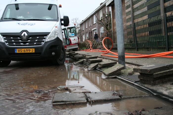 Waterleiding geraakt bij graafwerkzaamheden glasvezelnetwerk