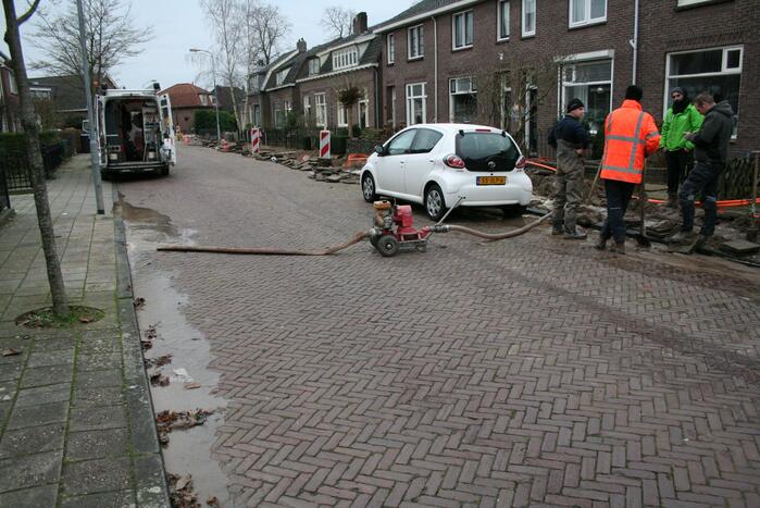 Waterleiding geraakt bij graafwerkzaamheden glasvezelnetwerk