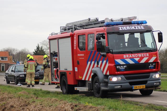 Rook onder motorkap van rijdende auto
