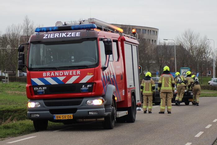 Rook onder motorkap van rijdende auto
