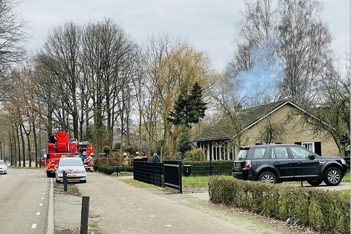 Doorgaande weg afgesloten door schoorsteenbrand