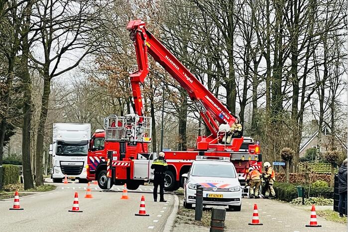 Doorgaande weg afgesloten door schoorsteenbrand
