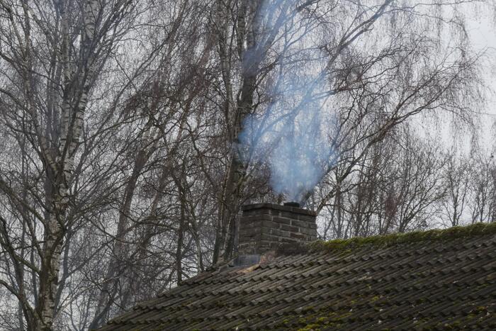 Doorgaande weg afgesloten door schoorsteenbrand