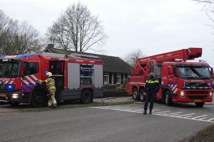 Doorgaande weg afgesloten door schoorsteenbrand