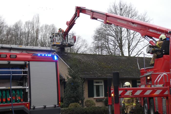 Doorgaande weg afgesloten door schoorsteenbrand