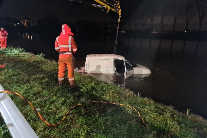 Auto te water geraakt