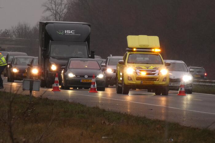 Vijf auto's botsen bij inhaalactie strooiwagen