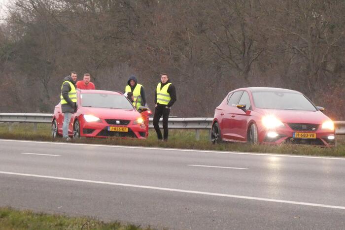 Vijf auto's botsen bij inhaalactie strooiwagen