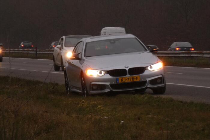 Vijf auto's botsen bij inhaalactie strooiwagen