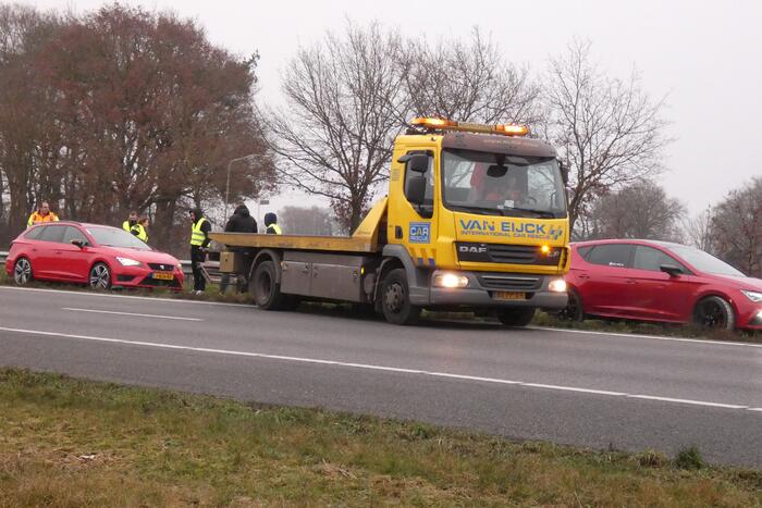 Vijf auto's botsen bij inhaalactie strooiwagen