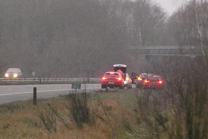 Vijf auto's botsen bij inhaalactie strooiwagen