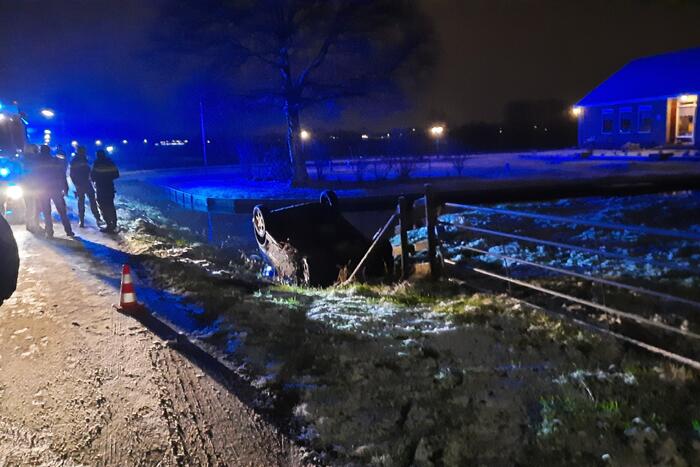 Auto belandt ondersteboven in sloot