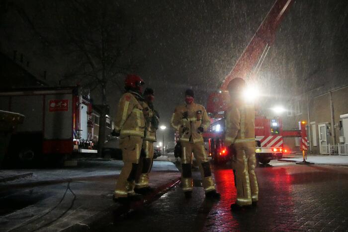 Brandweer doet controle na brand in schoorsteen van bloemenwinkel