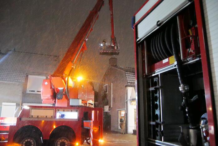 Brandweer doet controle na brand in schoorsteen van bloemenwinkel