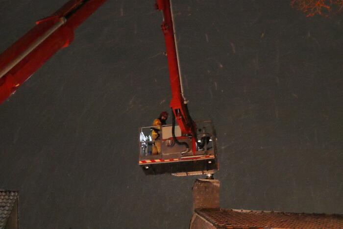 Brandweer doet controle na brand in schoorsteen van bloemenwinkel