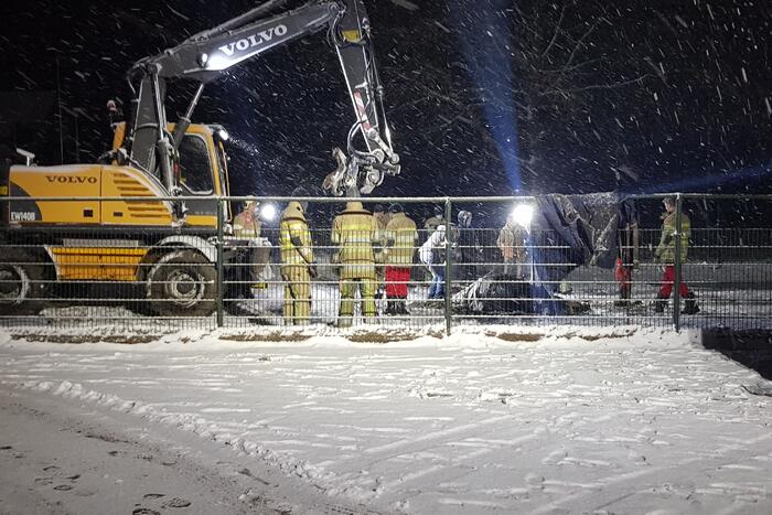 Brandweer helpt paard omhoog