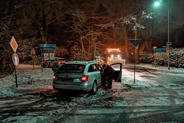 Strooivrachtwagen botst met personenwagen