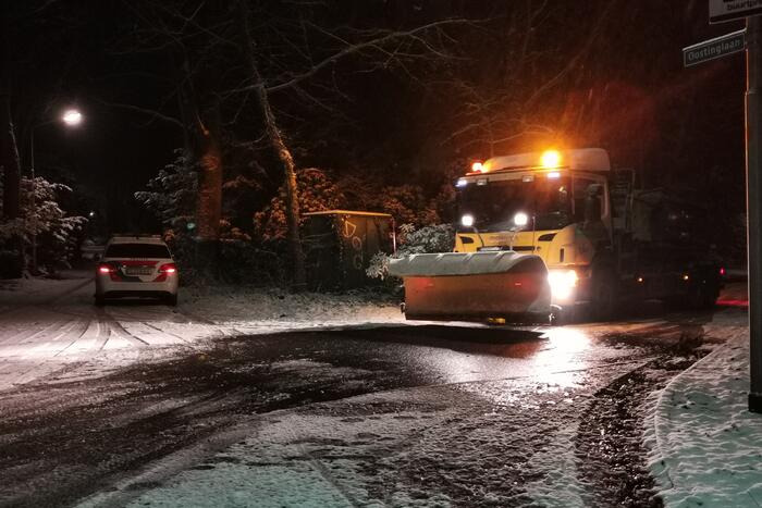 Strooivrachtwagen botst met personenwagen