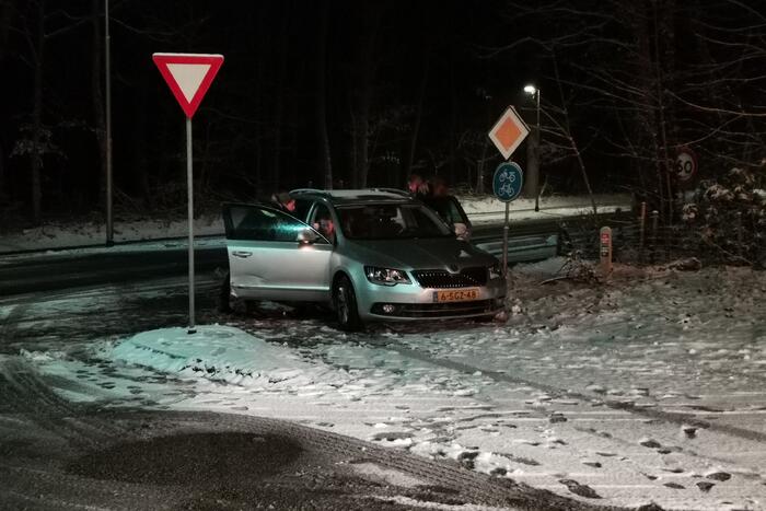 Strooivrachtwagen botst met personenwagen