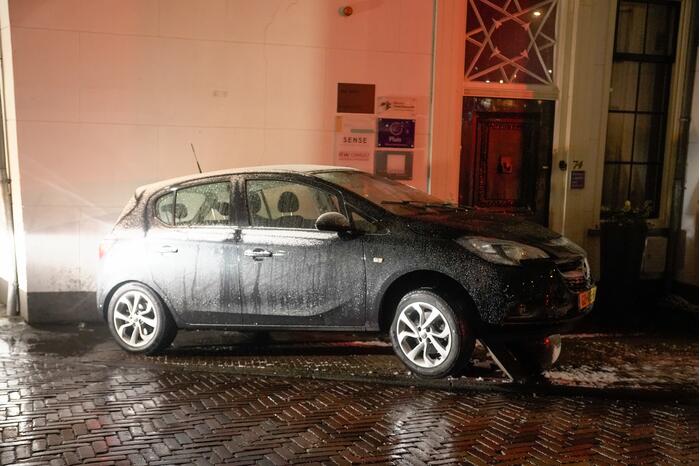 Automobilist raakt in een slip en belandt op betonnen paal