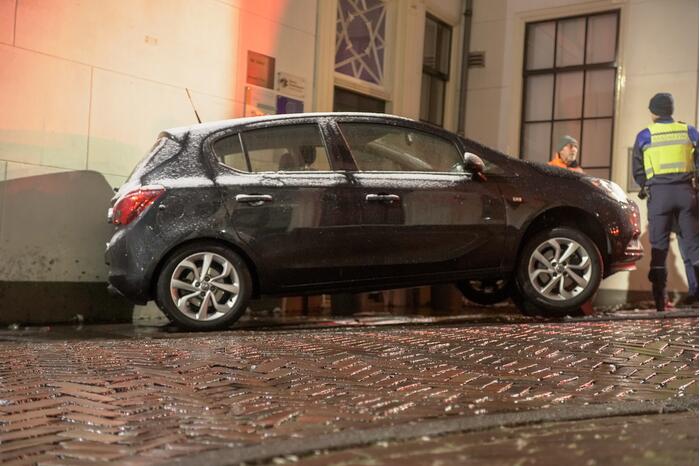 Automobilist raakt in een slip en belandt op betonnen paal