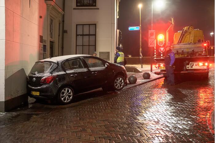 Automobilist raakt in een slip en belandt op betonnen paal