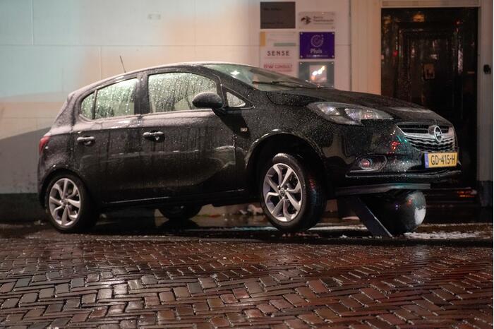 Automobilist raakt in een slip en belandt op betonnen paal