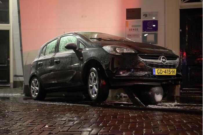 Automobilist raakt in een slip en belandt op betonnen paal