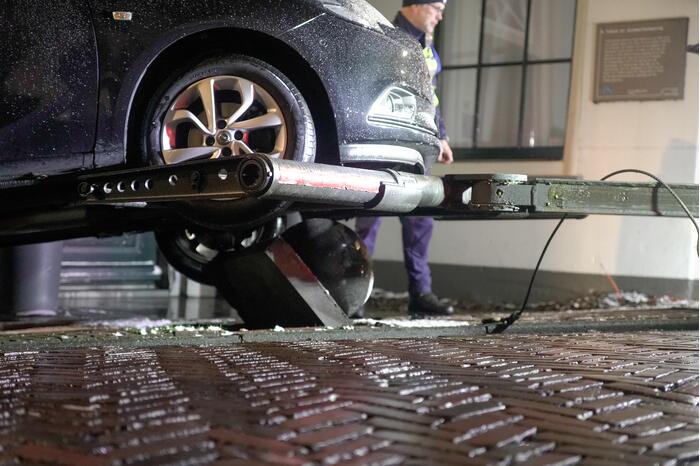 Automobilist raakt in een slip en belandt op betonnen paal