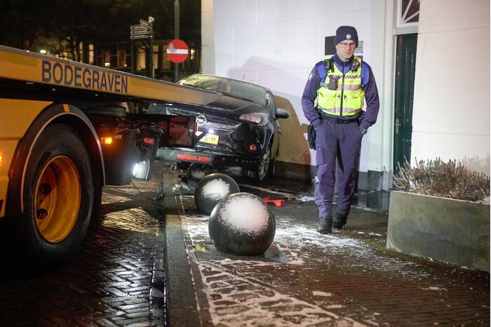 Automobilist raakt in een slip en belandt op betonnen paal