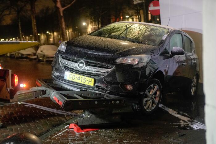 Automobilist raakt in een slip en belandt op betonnen paal