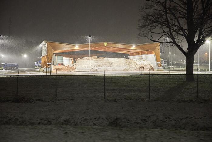 Gladde wegen door sneeuw knooppunt Eemnes