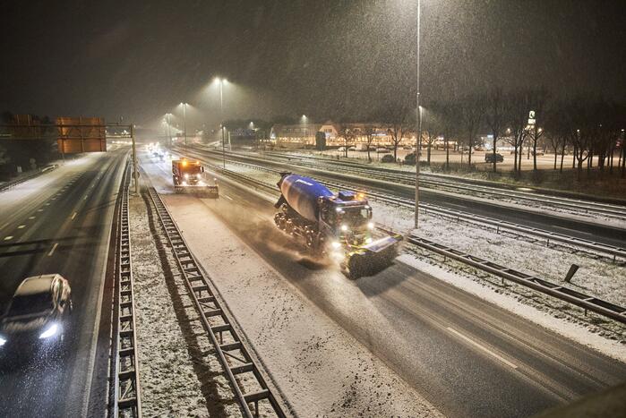 Gladde wegen door sneeuw knooppunt Eemnes