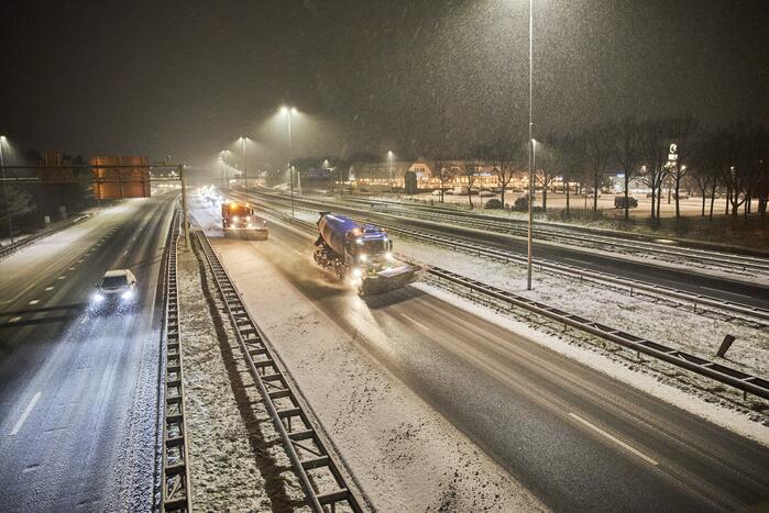 Gladde wegen door sneeuw knooppunt Eemnes