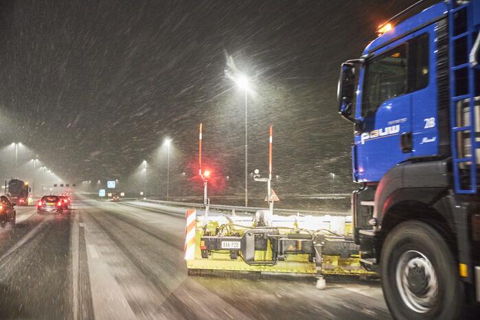 Gladde wegen door sneeuw knooppunt Eemnes