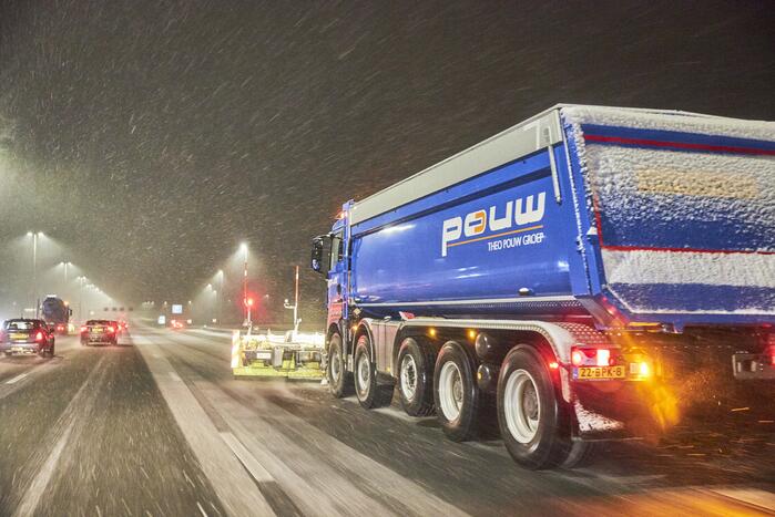Gladde wegen door sneeuw knooppunt Eemnes