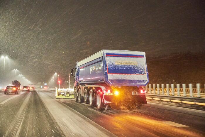 Gladde wegen door sneeuw knooppunt Eemnes