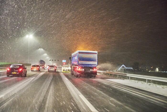 Gladde wegen door sneeuw knooppunt Eemnes