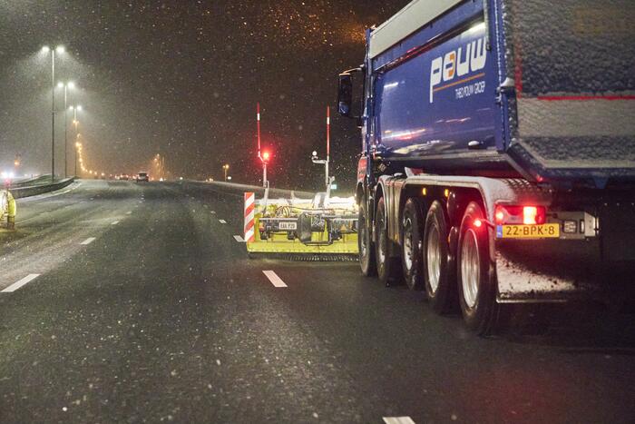 Gladde wegen door sneeuw knooppunt Eemnes