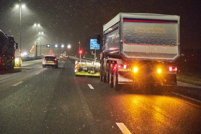 Gladde wegen door sneeuw knooppunt Eemnes