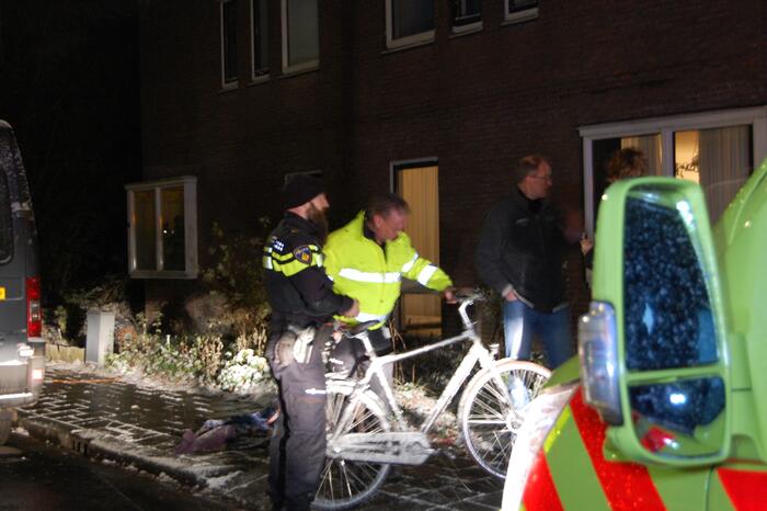 Fietser botst op stilstaande bestelbus