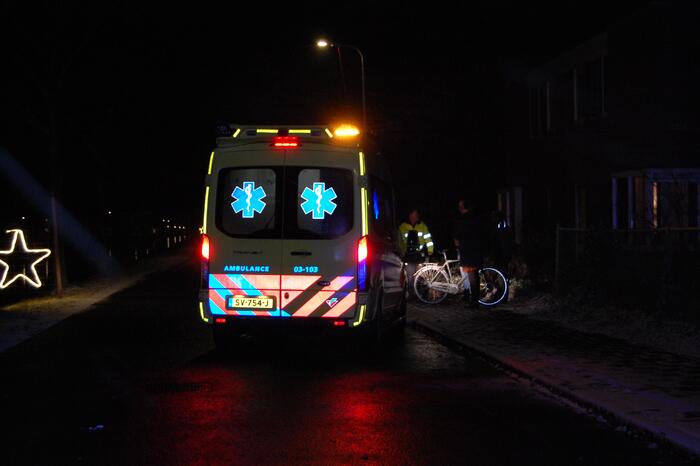 Fietser botst op stilstaande bestelbus