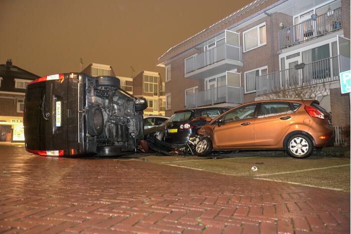 Busje knalt op auto en eindigt op zijkant