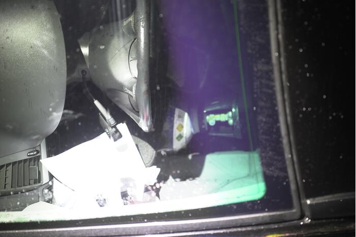 Busje knalt op auto en eindigt op zijkant