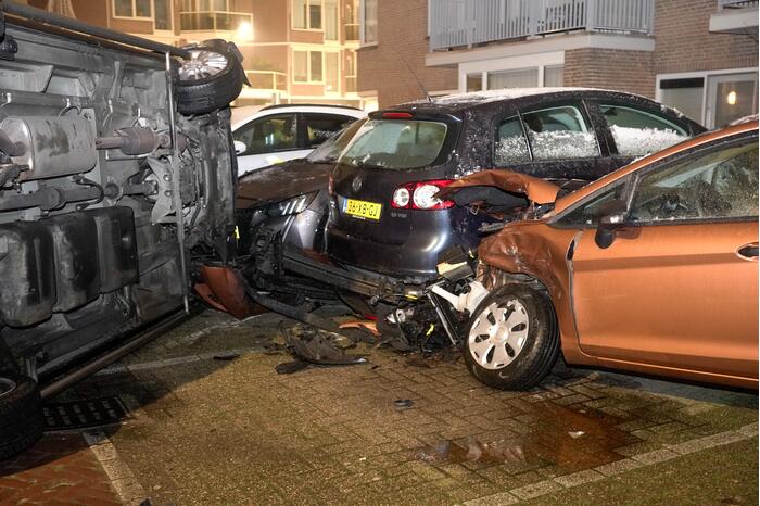 Busje knalt op auto en eindigt op zijkant