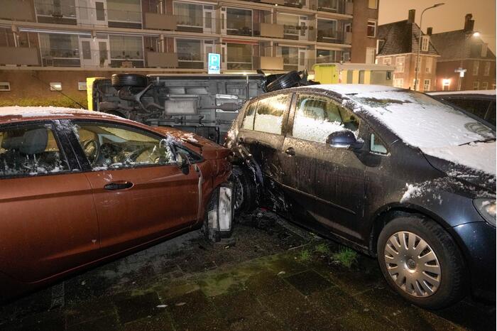 Busje knalt op auto en eindigt op zijkant
