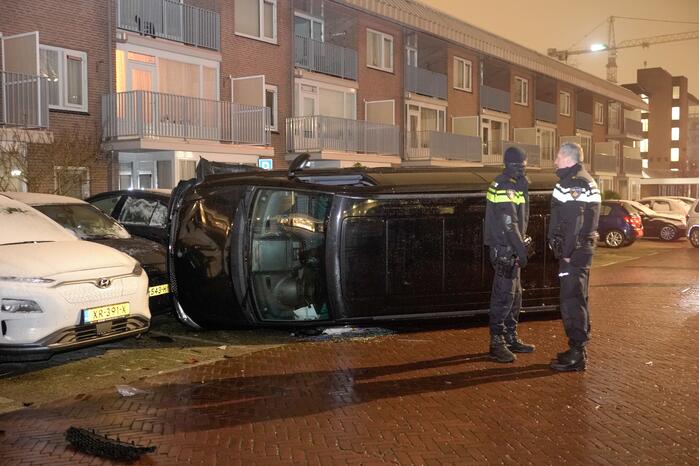 Busje knalt op auto en eindigt op zijkant